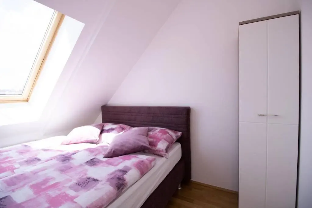 비엔나 Sunny & Cozy Penthouse With Balcony L Dg4'14 아파트