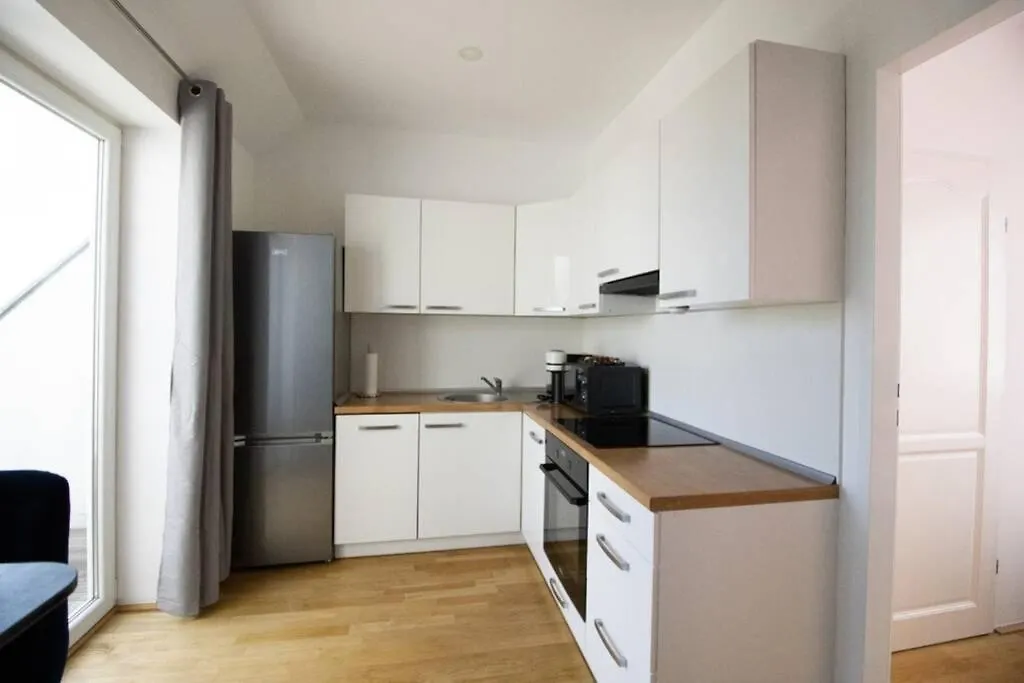 비엔나 Sunny & Cozy Penthouse With Balcony L Dg4'14 아파트
