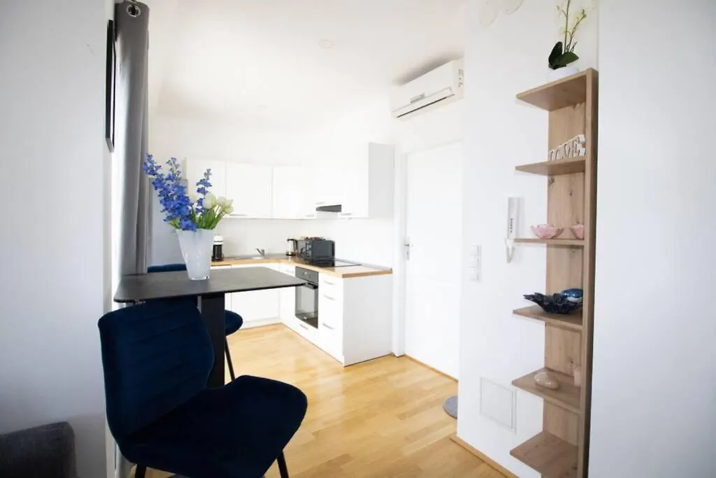비엔나 Sunny & Cozy Penthouse With Balcony L Dg4'14 아파트 오스트리아